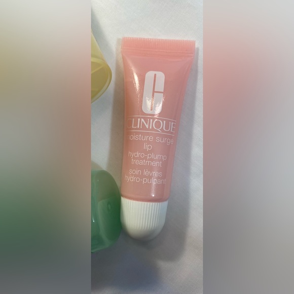 Clinique 5 bags with beauty products - Picture 3 of 15